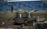 Des soldats israéliens près de la frontière entre Israël et la Syrie, sur le plateau du Golan, le 3 janvier 2020. (Crédit : Basel Awidat/Flash90)