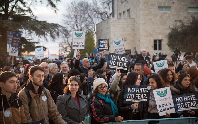 Un rassemblement à Jérusalem en solidarité avec les Juifs américains et du monde suite à une série d'attaques antisémites, au moment où se tient un rassemblement à New York dénonçant la haine antijuive, le 5 janvier 2020. (Crédit : Hadas Parush/Flash90) Un rassemblement à Jérusalem en solidarité avec les Juifs américains et du monde suite à une série d'attaques antisémites, au moment où se tient un rassemblement à New York dénonçant la haine antijuive, le 5 janvier 2020. (Crédit : Hadas Parush/Flash90)