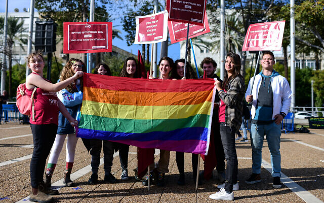 Les lycéens israéliens protestent contre le ministre de l'Education Rafi Peretz après que ce dernier a qualifié le mariage homosexuel de "contre-nature", place Rabin à Tel Aviv, le 15 janvier 2020 (Crédit : Tomer Neuberg/Flash90)