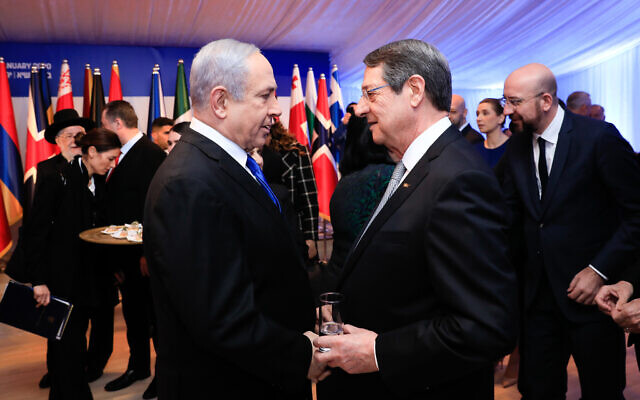 Le Premier ministre Benjamin Netanyahu s'entretient avec le président chypriote Nicos Anastasiades à la Résidence du Président à Jérusalem, alors que le président Reuven Rivlin accueille une quarantaine de dirigeants mondiaux dans le cadre du Forum mondial sur la Shoah, le 22 janvier 2020. (Crédit : Olivier Fitoussi/Flash90) Le Premier ministre Benjamin Netanyahu s'entretient avec le président chypriote Nicos Anastasiades à la Résidence du Président à Jérusalem, alors que le président Reuven Rivlin accueille une quarantaine de dirigeants mondiaux dans le cadre du Forum mondial sur la Shoah, le 22 janvier 2020. (Crédit : Olivier Fitoussi/Flash90)
