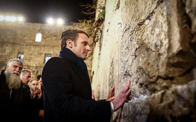 Le président français Emmanuel Macron visite le mur Occidental dans la Vieille ville de Jérusalem, le 22 janvier 2020. (Crédit : Shlomi Cohen / Flash90) Le président français Emmanuel Macron visite le mur Occidental dans la Vieille ville de Jérusalem, le 22 janvier 2020. (Crédit : Shlomi Cohen / Flash90)