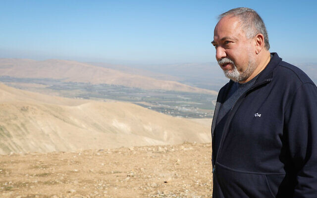Le chef du parti Yisrael Beytenu Avigdor Liberman dans la vallée du Jourdain, le 26 janvier 2020 (Crédit : Flash90) Le chef du parti Yisrael Beytenu Avigdor Liberman dans la vallée du Jourdain, le 26 janvier 2020 (Crédit : Flash90)