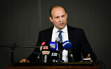 Le ministre de la Défense Naftali Bennett fait une déclaration aux médias dans l'implantation d'Ariel en Cisjordanie, le 26 janvier 2020. (Crédit : Sraya Diamant/Flash90)