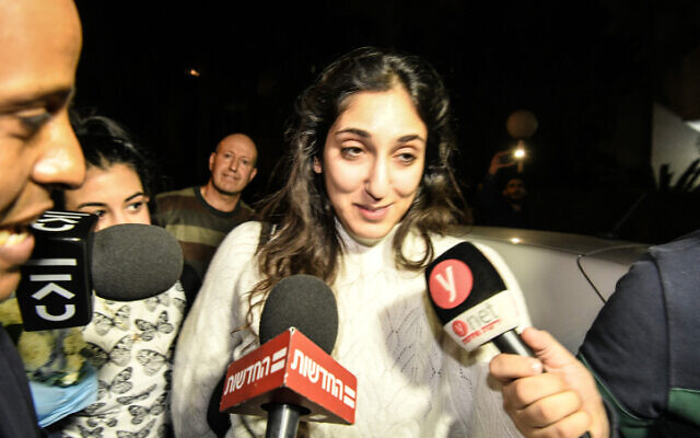Naama Issachar à son arrivée au domicile familial situé à Rehovot, au centre du pays, le 30 janvier 2020 (Crédit : Meir Vaknin/Flash90) Naama Issachar à son arrivée au domicile familial situé à Rehovot, au centre du pays, le 30 janvier 2020 (Crédit : Meir Vaknin/Flash90)