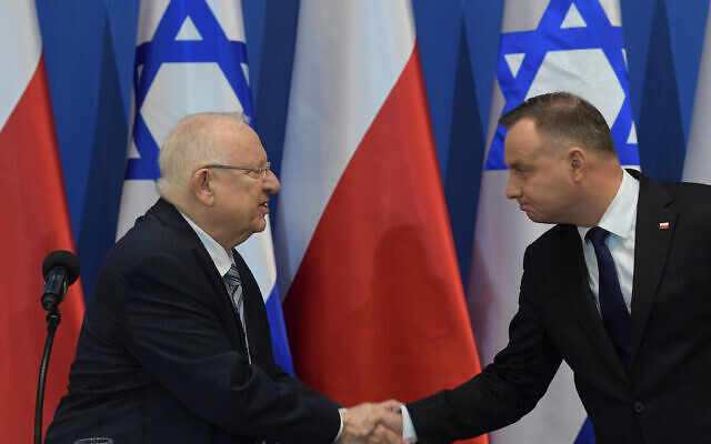 Le président Reuven Rivlin et son homologue polonais Andrzej Duda en Pologne, le 27 janvier 2020 (Crédit : Amos Ben Gershon/GPO) Le président Reuven Rivlin et son homologue polonais Andrzej Duda en Pologne, le 27 janvier 2020 (Crédit : Amos Ben Gershon/GPO)