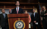 Le sénateur américain Tom Cotton, républicain d'Arkansas, s'exprime lors d'une conférence de presse au Capitole américain à Washington, D.C., le 4 avril 2019. (Alex Wong/Getty Images via JTA)