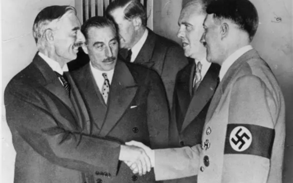 Adolf Hitler (à droite) accueille le Premier ministre britannique Neville Chamberlain (à gauche) à Munich 1938. (Autorisation)
