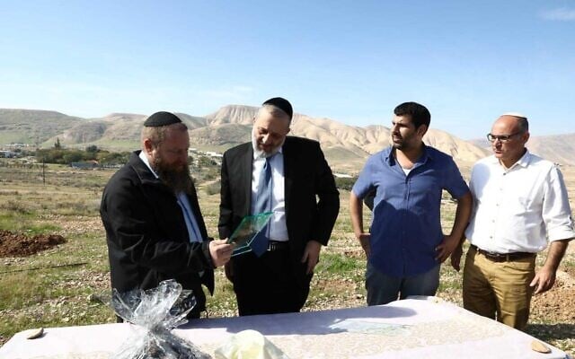 Le ministre de l'Intérieur Aryeh Deri, deuxième à gauche, en visite dans la vallée du Jourdain le 28 janvier 2019. (Crédit : Yaakov Cohen/campagne Shas)