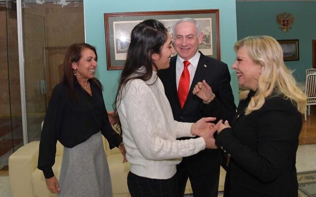 Naama Isaachar accueillie par Sara Netanyahu, avec sa mère Yaffa et le Premier ministre Benjamin Netanayhu à l'aéroport de Moscou, le 30 janvier 2020. (Crédit : Koby Gideon/GPO) Naama Isaachar accueillie par Sara Netanyahu, avec sa mère Yaffa et le Premier ministre Benjamin Netanayhu à l'aéroport de Moscou, le 30 janvier 2020. (Crédit : Koby Gideon/GPO)