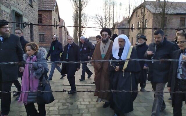 Une délégation interconfessionnelle à Auschwitz dont le secrétaire général de la Ligue islamique mondiale, Mohammed al-Issa (coiffé de blanc), le 23 janvier 2020. (Yaakov Schwartz/ Times of Israel) Une délégation interconfessionnelle à Auschwitz dont le secrétaire général de la Ligue islamique mondiale, Mohammed al-Issa (coiffé de blanc), le 23 janvier 2020. (Yaakov Schwartz/ Times of Israel)