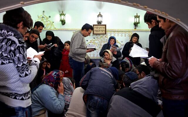 Photo d'illustration : Des Juifs iraniens prient sur le tombeau de Harav Oursharga, l'un des sites Juifs les plus saints de l'Iran, dans la ville de Yazd, à 676 kilomètres au sud de la capitale de Téhéran, le 20 novembre 2014 (Crédit : AP Photo/Ebrahim Noroozi)
