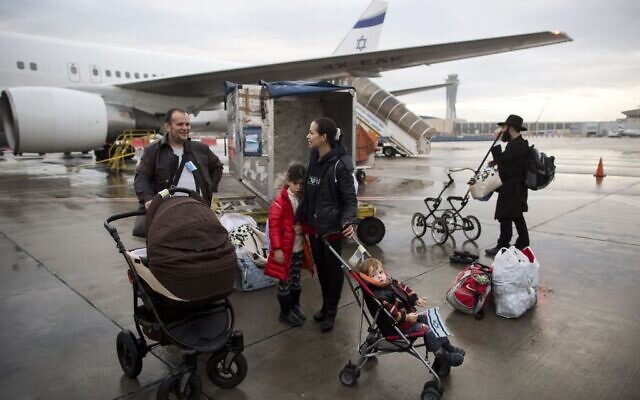 Illustration : Des immigrants juifs d'Ukraine arrivent à l'aéroport international Ben Gurion. (AP Photo/Oded Balilty, File) Illustration : Des immigrants juifs d'Ukraine arrivent à l'aéroport international Ben Gurion. (AP Photo/Oded Balilty, File)