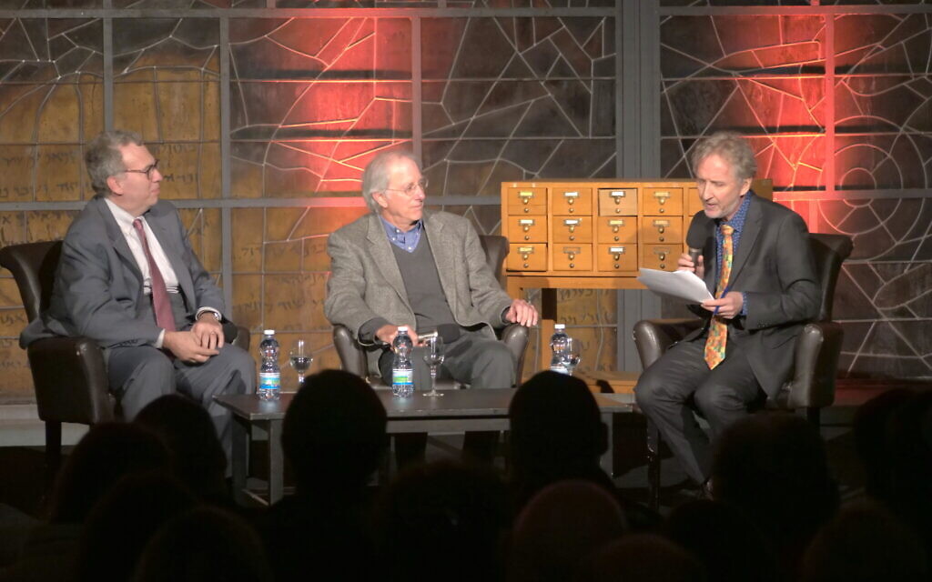 Les co-auteurs David Makovsky (à l'extrême gauche) et l'ambassadeur Dennis Ross, avec le rédacteur en chef fondateur du "Times of Israel", David Horovitz, à la Bibliothèque nationale d'Israël, le 6 janvier 2020. (Udi Alfassi/Tranquilo Productions)