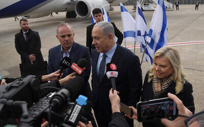 Le Premier ministre Benjamen Netanyahu (au centre), le ministre Yuval Steinitz (à gauche), et Sara Netanyahu, à l'aéroport international Ben Gurion avant le départ pour Athènes, le 2 janvier 2020. (Haim Zach / GPO)
