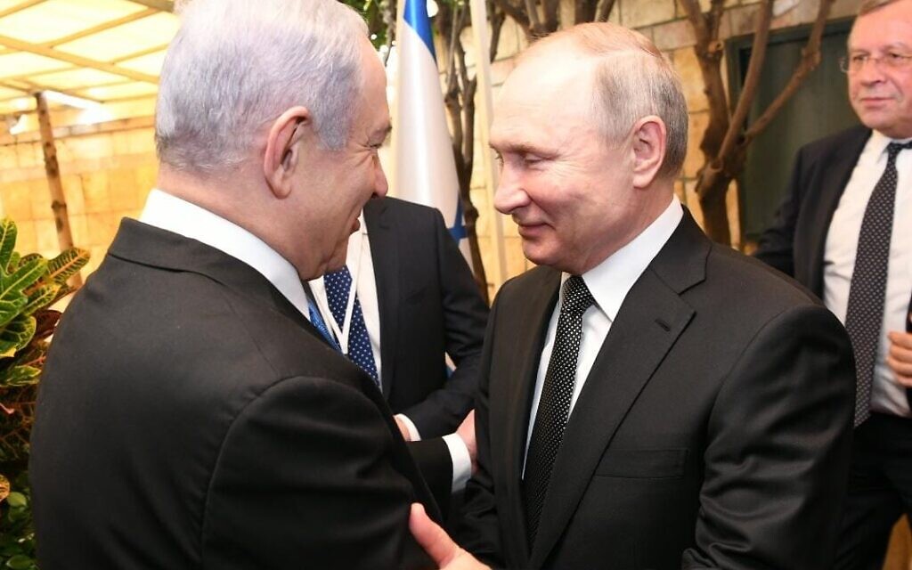 Le Premier ministre Benjamin Netanyahu sert la main du président russe Vladimir Poutine, le 23 janvier 2020 (Crédit : Amos Ben Gershon/GPO)