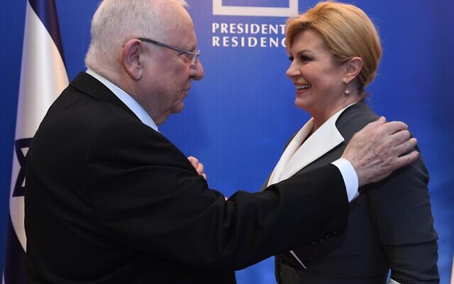 Le président Reuven Rivlin accueille la présidente croate Kolinda Grabar-Kitarovic à la résidence du président à Jérusalem le 22 janvier 2020. (Crédit : Haim Zach / GPO)