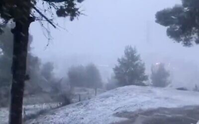 Capture d'écran d'une vidéo de la neige tombant sur la ville de Safed, dans le nord du pays, le 21 janvier 2020. (Twitter)