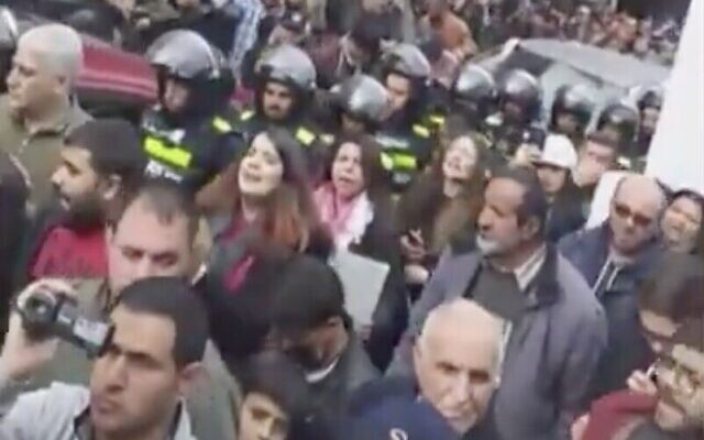 Des Jordaniens manifestent dans la capitale Amman contre l'accord de gaz naturel avec Israël, 17 janvier 2019. (Crédit : capture d'écran Twitter) Des Jordaniens manifestent dans la capitale Amman contre l'accord de gaz naturel avec Israël, 17 janvier 2019. (Crédit : capture d'écran Twitter)