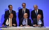 De droite à gauche : Au premier rang, le ministre israélien de l'Energie Yuval Steinitz, le ministre grec de l'Energie Kostis Hatzidakis et le ministre chypriote de l'Energie Yiorgos Lakkotrypis signent l'accord sur le pipeline EastMed dans la capitale grecque Athènes le 2 janvier 2020, tandis qu'au dernier rang, le Premier ministre Benjamin Netanyahu, le Premier ministre grec Kyriakos Mitsotakis et le Président chypriote Nicos Anastasiades les observent. (Haim Zach/GPO)