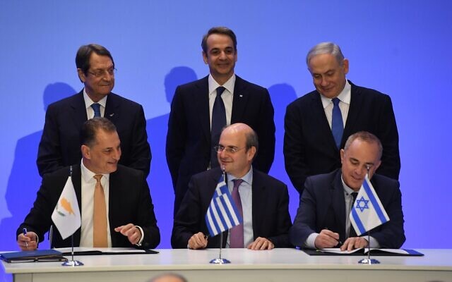 De droite à gauche : Au premier rang, le ministre israélien de l'Energie Yuval Steinitz, le ministre grec de l'Energie Kostis Hatzidakis et le ministre chypriote de l'Energie Yiorgos Lakkotrypis signent l'accord sur le pipeline EastMed dans la capitale grecque Athènes le 2 janvier 2020, tandis qu'au dernier rang, le Premier ministre Benjamin Netanyahu, le Premier ministre grec Kyriakos Mitsotakis et le Président chypriote Nicos Anastasiades les observent. (Haim Zach/GPO) De droite à gauche : Au premier rang, le ministre israélien de l'Energie Yuval Steinitz, le ministre grec de l'Energie Kostis Hatzidakis et le ministre chypriote de l'Energie Yiorgos Lakkotrypis signent l'accord sur le pipeline EastMed dans la capitale grecque Athènes le 2 janvier 2020, tandis qu'au dernier rang, le Premier ministre Benjamin Netanyahu, le Premier ministre grec Kyriakos Mitsotakis et le Président chypriote Nicos Anastasiades les observent. (Haim Zach/GPO)