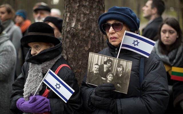 Des familles en deuil participent à une "Marche des vivants" symbolique au mémorial de Paneriai, en mémoire des Juifs lituaniens tués par les nazis pendant la Seconde Guerre mondiale, à Vilnius, en Lituanie, le 26 avril 2017. (AP Photo/Mindaugas Kulbis) Des familles en deuil participent à une "Marche des vivants" symbolique au mémorial de Paneriai, en mémoire des Juifs lituaniens tués par les nazis pendant la Seconde Guerre mondiale, à Vilnius, en Lituanie, le 26 avril 2017. (AP Photo/Mindaugas Kulbis)