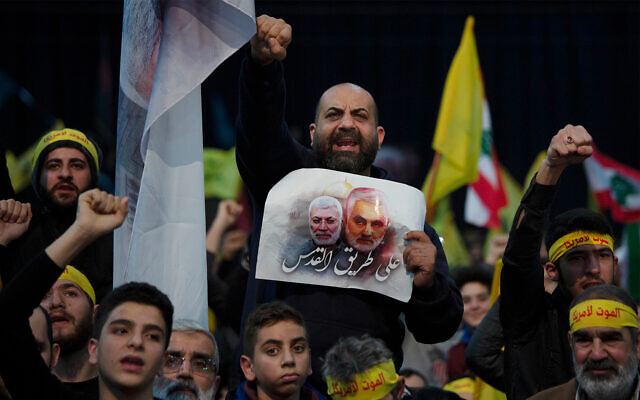 Des partisans du chef terroriste du Hezbollah, Hassan Nasrallah, scandent des slogans avant son discours télévisé dans une banlieue sud de Beyrouth, au Liban, le 5 janvier 2020. (Crédit : AP Photo/Maya Alleruzzo) Des partisans du chef terroriste du Hezbollah, Hassan Nasrallah, scandent des slogans avant son discours télévisé dans une banlieue sud de Beyrouth, au Liban, le 5 janvier 2020. (Crédit : AP Photo/Maya Alleruzzo)