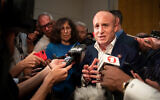 Max Rose s'adresse aux journalistes après une assemblée publique au Centre communautaire juif Joan et Alan Bernikow dans le quartier de Staten Island à New York, le 2 octobre 2019. (AP/Mary Altaffer)