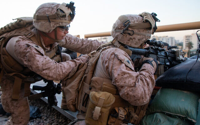 Des Marines américains renforcent la sécurité du complexe de l'ambassade de Bagdad en Irak, le 1er janvier 2020. (Crédit : US Marine Corps / Sgt. Kyle C. Talbot)