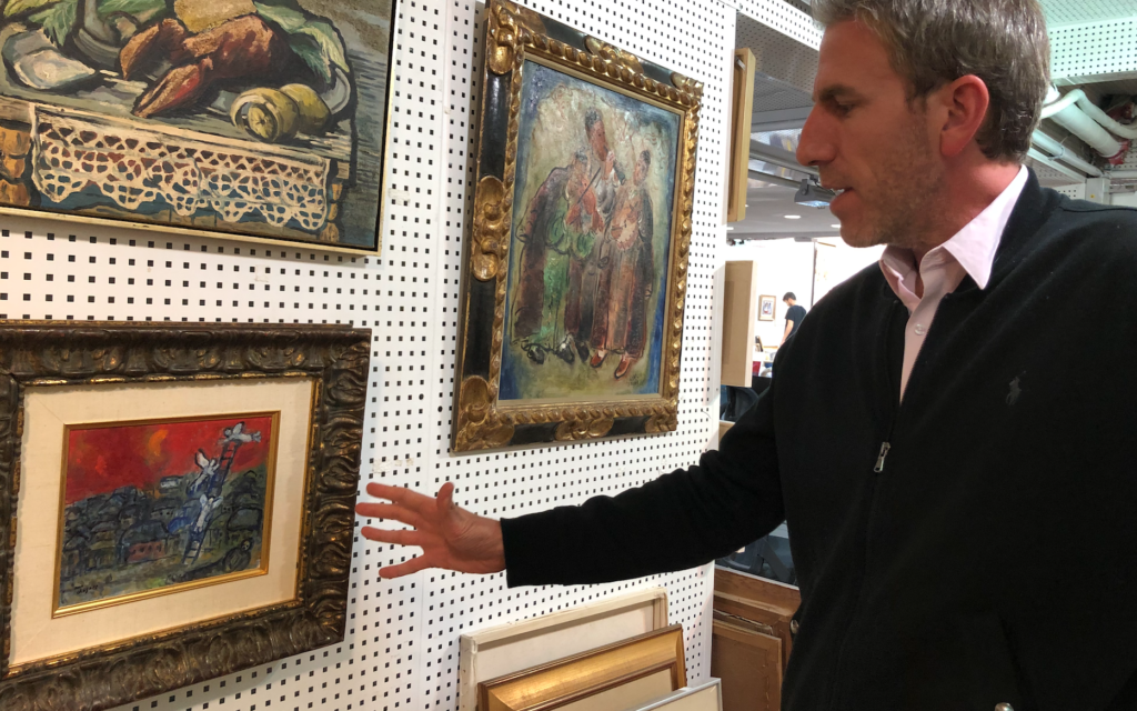 Amihai Hazan Tiroche avec "L'échelle de Jacob", une peinture de Marc Chagall, qui a longtemps disparu et qui va être présentée lors d'une vente aux enchères à la maison de vente aux enchères Tiroche, le 25 janvier 2020 (Crédit : Jessica Steinberg/Times of Israel) Amihai Hazan Tiroche avec "L'échelle de Jacob", une peinture de Marc Chagall, qui a longtemps disparu et qui va être présentée lors d'une vente aux enchères à la maison de vente aux enchères Tiroche, le 25 janvier 2020 (Crédit : Jessica Steinberg/Times of Israel)