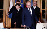 Le président russe Vladimir Poutine, à droite, et le président ukrainien Volodymyr Zelensky arrivent pour une séance de travail au Palais de l'Elysée, le 9 décembre 2019 à Paris. (Crédit : Ian Langsdon/Pool via AP)