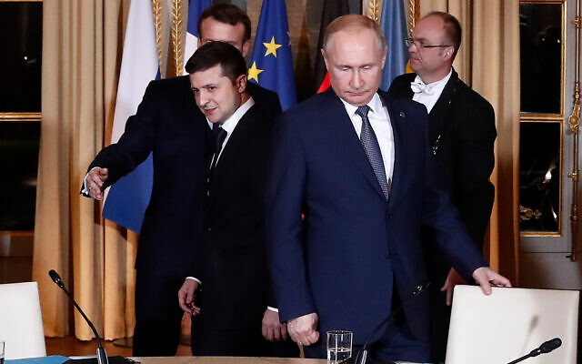 Le président russe Vladimir Poutine, à droite, et le président ukrainien Volodymyr Zelensky arrivent pour une séance de travail au Palais de l'Elysée, le 9 décembre 2019 à Paris. (Crédit : Ian Langsdon/Pool via AP) Le président russe Vladimir Poutine, à droite, et le président ukrainien Volodymyr Zelensky arrivent pour une séance de travail au Palais de l'Elysée, le 9 décembre 2019 à Paris. (Crédit : Ian Langsdon/Pool via AP)