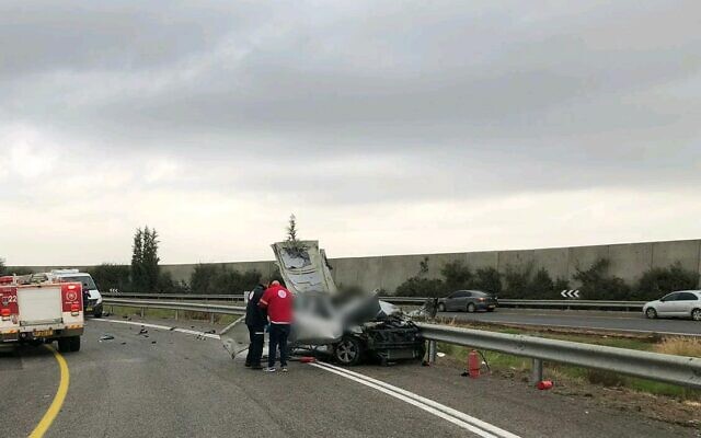 La scène d'une explosion sur la Route 6, le 5 janvier 2019 (Crédit : Magen David Adom)