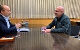 Le ministre de la Défense Naftali Bennett, à gauche, rencontre son nouveau conseiller Kobi Eliraz le 9 janvier 2020 (Autorisation)