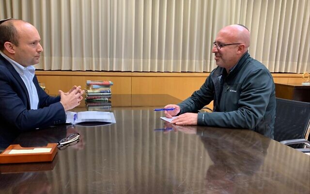 Le ministre de la Défense Naftali Bennett, à gauche, rencontre son nouveau conseiller Kobi Eliraz le 9 janvier 2020 (Autorisation) Le ministre de la Défense Naftali Bennett, à gauche, rencontre son nouveau conseiller Kobi Eliraz le 9 janvier 2020 (Autorisation)