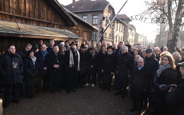 Des membres de la délégation de l'EJA devant les portes d'Auschwitz, le 21 janvier 2020. (Yoni Rykner/ EJA)