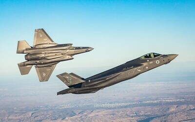 Des avions-chasseurs du second escadron de F-35, les "Lions du sud", dans le ciel du sud d'Israël (Crédit : Porte-parole de l'armée israélienne)