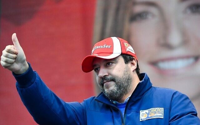 Le chef du parti d'extrême droite d'Italie Matteo Salvini salue sur la scène d'un meeting de campagne le 18 janvier 2020 à Maranello, une semaine avant un vote régional décisif en Emilie-Romagne. (Photo d'Andreas SOLARO / AFP)
