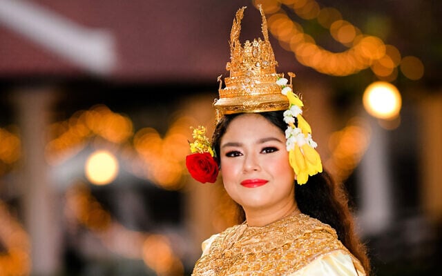 Elior Koroghli porte une tenue traditionnelle cambodgienne lors de sa fête de bat mitzvah à Phnom Penh. (Kang Predi et Teh Ranie via JTA)