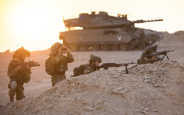Des soldats de l'infanterie visent des cibles devant un tank lors d'un exercice dans le sud d'Israël, le 14 août 2017. (Cpl. Eden Briand /Armée israélienne / Flickr) Des soldats de l'infanterie visent des cibles devant un tank lors d'un exercice dans le sud d'Israël, le 14 août 2017. (Cpl. Eden Briand /Armée israélienne / Flickr)