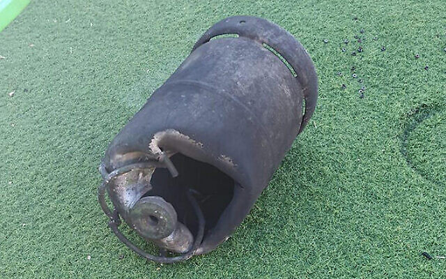 Une bouteille de gaz suspectée d'avoir été utilisée pour concevoir un engin explosif improvisé dans une attaque criminelle, le 26 janvier 2020. (Service des pompiers et de secours)