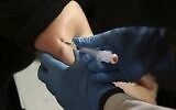 Une femme reçoit un vaccin contre la rougeole, les oreillons et la rubéole au département de la santé du comté de Rockland à Pomona, New York, le 27 mars 2019. Illustration. (Crédit : Seth Wenig/AP)