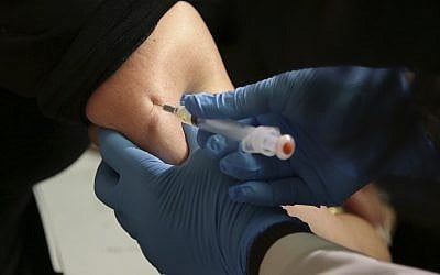 Une femme reçoit un vaccin contre la rougeole, les oreillons et la rubéole au département de la santé du comté de Rockland à Pomona, New York, le 27 mars 2019. Illustration. (Crédit : Seth Wenig/AP)