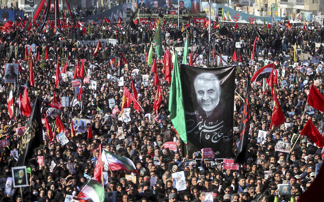Des personnes endeuillées participent à l'enterrement du général iranien Qassem Soleimani et de ses camarades, qui ont été tués en Irak dans une attaque de drone américain vendredi, dans la ville de Kerman, en Iran, le mardi 7 janvier 2020. 
(Erfan Kouchari/Tasnim News Agency via AP)