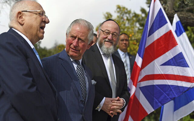 Le prince Charles de Grande Bretagne, au centre, rencontre le président israélien Reuven Rivlin, à gauche, et le rabbin en chef Ephraim Mirvis à sa résidence officielle à Jérusalem, le jeudi 23 janvier 2020. Le prince Charles compte parmi les dizaines de présidents, chefs d'Etat et dignitaires qui sont venus à Jérusalem pour participer au plus grand rassemblement jamais organisé qui se focalise sur la Shoah et la lutte moderne contre l'antisémitisme. (Victoria Jones/Pool via AP) Le prince Charles de Grande Bretagne, au centre, rencontre le président israélien Reuven Rivlin, à gauche, et le rabbin en chef Ephraim Mirvis à sa résidence officielle à Jérusalem, le jeudi 23 janvier 2020. Le prince Charles compte parmi les dizaines de présidents, chefs d'Etat et dignitaires qui sont venus à Jérusalem pour participer au plus grand rassemblement jamais organisé qui se focalise sur la Shoah et la lutte moderne contre l'antisémitisme. (Victoria Jones/Pool via AP)