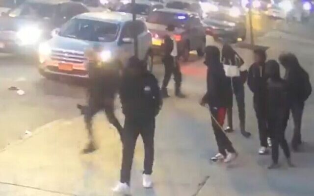 Des adolescents lancent une chaise pliante sur un adolescent ultra-orthodoxe dans une attaque qui n'avait pas été rapportée le 24 décembre 2019. (Capture d'écran)