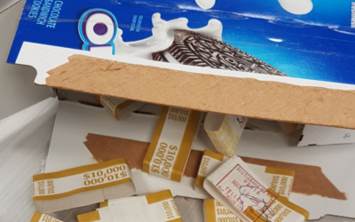 De l'argent liquide caché dans une boîte Oreo qui a été découvert par la douane à l'aéroport Ben Gurion dans la première moitié de 2018. (Fisc israélien)