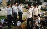 Des soldats israéliens saluent la tombe de 
Zachary Baumel, qui est disparu dans la Bataille du Sultan Yacoub en 1982, lors de son enterrement au cimetière du mont Herzl à Jérusalem le 4 avril 2019. (Hadas Parush/Flash90)