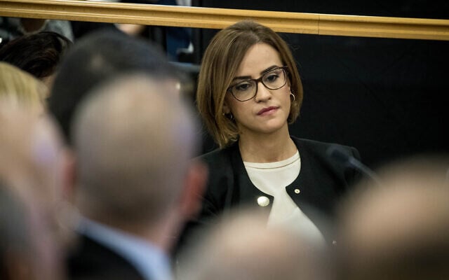 L'élue de la Liste arabe unie Heba Yasbak lors de l'examen d'un recours déposé à la Commission centrale électorale pour l'empêcher de se présenter aux prochaines élections israéliennes à la Knesset, le 29 janvier 2020. Photo par Yonatan Sindel/Flash90 L'élue de la Liste arabe unie Heba Yasbak lors de l'examen d'un recours déposé à la Commission centrale électorale pour l'empêcher de se présenter aux prochaines élections israéliennes à la Knesset, le 29 janvier 2020. Photo par Yonatan Sindel/Flash90