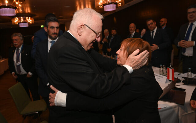 Le président Reuven RIvlin, à gauche, avec Zehava Shaul, la mère du soldat israélien Oron Shaul, dont la dépouille est retenue dans la bande de Gaza, vue lors d'une rencontre les responsables internationaux de la communauté juive en Allemagne, le 29 janvier 2020. (Crédit: Shahar Azran Le président Reuven RIvlin, à gauche, avec Zehava Shaul, la mère du soldat israélien Oron Shaul, dont la dépouille est retenue dans la bande de Gaza, vue lors d'une rencontre les responsables internationaux de la communauté juive en Allemagne, le 29 janvier 2020. (Crédit: Shahar Azran