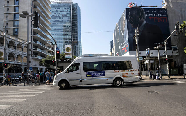 Un bus public circulant pendant le Shabbat à travers Tel Aviv, le 23 novembre 2019. (Crédit : AP Photo/Tsafrir Abayov) Un bus public circulant pendant le Shabbat à travers Tel Aviv, le 23 novembre 2019. (Crédit : AP Photo/Tsafrir Abayov)